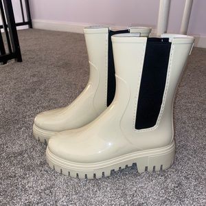 Chunky rain boots ☔️